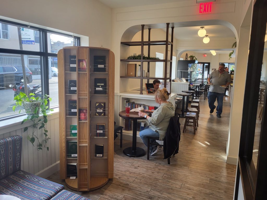 foto de libros y biblias en una cafetería